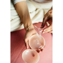 Load image into Gallery viewer, Suavinex Silicone Nipple Shields with Storage Box - M (24mm)
